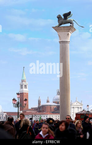 Une vue de l'église San Giorgio Maggiore et la colonne de San Marco avec personnes à pied et visites à Venise, Italie. Banque D'Images