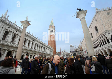 Personnes à pied et visites sur place San Marco en face des colonnes de San Marco et San Todaro à Venise, Italie. Banque D'Images