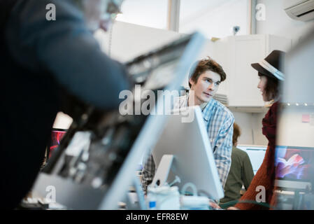 Atelier de réparation d'ordinateur. Un homme et femme qui parle sur un ordinateur. Banque D'Images