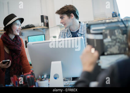 Atelier de réparation d'ordinateur. Un homme et femme qui parle sur un ordinateur. Banque D'Images