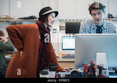 Atelier de réparation d'ordinateur. Un homme et femme qui parle sur un ordinateur. Banque D'Images