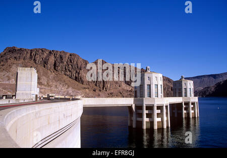 Construit dans les années 1930 afin de contrôler le puissant fleuve Colorado, le Barrage Hoover est l'un des merveilles de l'ingénierie, au Nevada. Banque D'Images