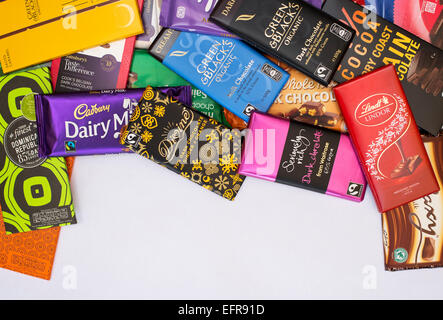 Un assortiment de barres enveloppées de lait et de chocolat noir Banque D'Images