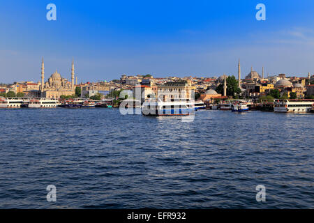 Vue sur les rives de la Corne d'or du traversier, Bosphore, Istanbul, Turquie Banque D'Images