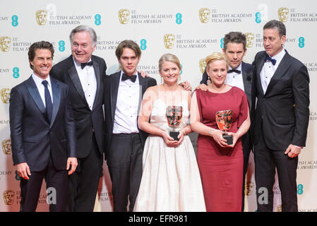 Londres, Royaume-Uni. Le 08 février, 2015. Tom Cruise avec les acteurs en coulisses après le fait de gagner un prix pour le film enfance dans la catégorie Meilleur Film au EE British Academy Film Awards le 08/02/2015 au Royal Opera House, Londres. Sur la photo : Tom Cruise, Jonathan Sehring Ellar, Cathleen Sutherland, Coltrane, Ethan Hawke, Patricia Arquette et John Sloss. Credit : Julie Edwards/Alamy Live News Banque D'Images