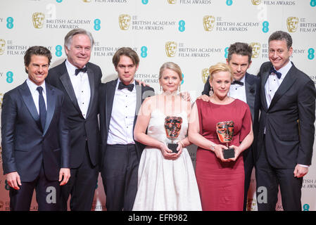 Londres, Royaume-Uni. Le 08 février, 2015. Tom Cruise avec les acteurs en coulisses après le fait de gagner un prix pour le film enfance dans la catégorie Meilleur Film au EE British Academy Film Awards le 08/02/2015 au Royal Opera House, Londres. Sur la photo : Tom Cruise, Jonathan Sehring Ellar, Cathleen Sutherland, Coltrane, Ethan Hawke, Patricia Arquette et John Sloss. Credit : Julie Edwards/Alamy Live News Banque D'Images