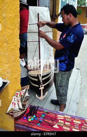 Modèle de bâtiment voiliers - stands d'artisanat- Quai de PUERTO PIZARRO. Ministère de Tumbes .PÉROU Banque D'Images