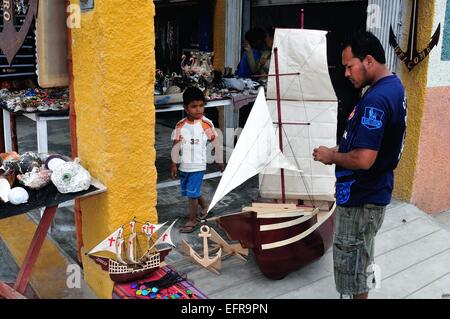 Modèle de bâtiment voiliers - stands d'artisanat- Quai de PUERTO PIZARRO. Ministère de Tumbes .PÉROU Banque D'Images