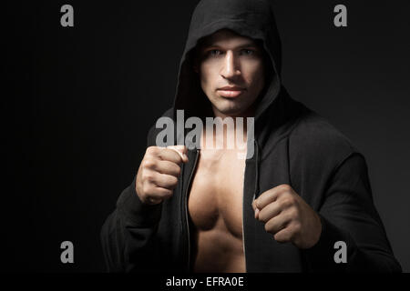 Homme fort portrait de chasse isolé sur fond noir Banque D'Images