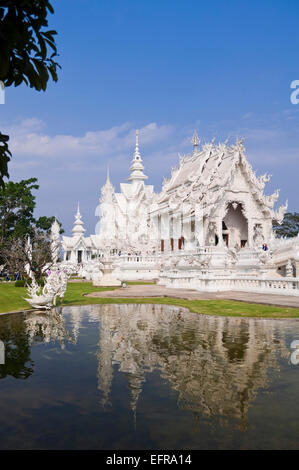 Vue verticale de Wat Rong Khun, le Temple blanc, à Chiang Rai. Banque D'Images