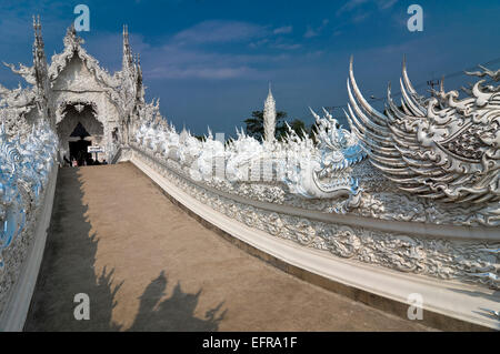 Vue horizontale de Wat Rong Khun, le Temple blanc, à Chiang Rai. Banque D'Images