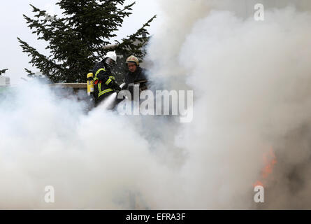 Sofia, Bulgarie - 24 novembre 2012 : Les pompiers sont d'éteindre le feu sur un toit de maison en feu. Banque D'Images