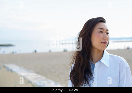 Une femme sur une plage à Kobe. Banque D'Images