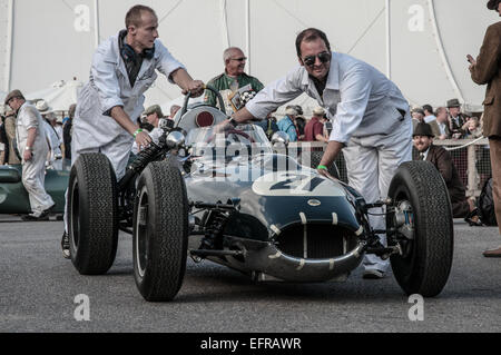 Pousser la mécanique classique d'une Lotus-Ford 20 1962 Voiture de course à la course de Chichester Cup au Goodwood Revival 2014. Voiture de course. Vintage Banque D'Images