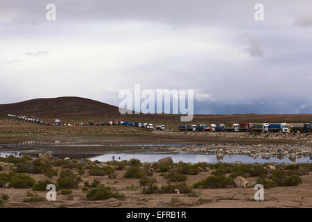 Longue file de camions à la frontière entre le Chili et la Bolivie à Chungara-Tambo Quemado Banque D'Images