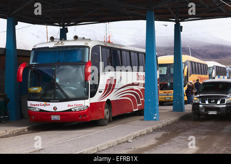 Bus venant de Bolivie debout à la frontière entre la Bolivie et le Chili Banque D'Images