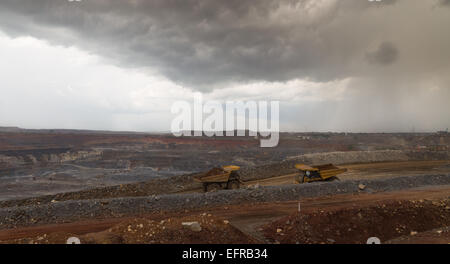 Préparer des tempêtes au-dessus d'une grande mine de cuivre à ciel ouvert d'Afrique. Banque D'Images