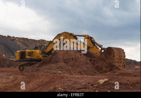 Un orage gronde au-dessus des machines minières abandonnées à une mine de cuivre de l'Afrique. Banque D'Images