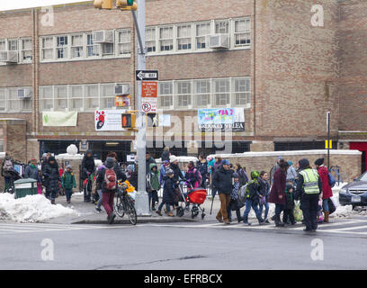 Parents et soignants aller chercher les enfants de P.S. 321 école primaire publique sur la 7e Avenue, l'un des tirages pour les familles de liv Banque D'Images