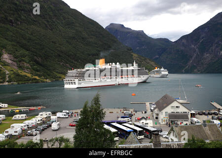 Voir des navires de croisière dans le Geirangerfjord, ville de Geiranger, Site du patrimoine mondial de l'UNESCO, la région de Sunnmøre, comté de Møre og Romsdal, Wes Banque D'Images