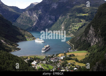 Voir des navires de croisière dans le Geirangerfjord, ville de Geiranger, Site du patrimoine mondial de l'UNESCO, la région de Sunnmøre, comté de Møre og Romsdal, Wes Banque D'Images