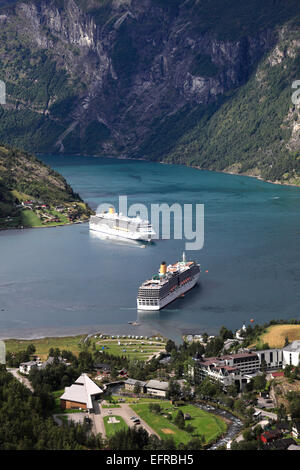 Voir des navires de croisière dans le Geirangerfjord, ville de Geiranger, Site du patrimoine mondial de l'UNESCO, la région de Sunnmøre, comté de Møre og Romsdal, Wes Banque D'Images