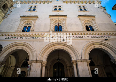 L'Italie, les Abruzzes, l'Aquila, la construction de la chambre de commerce construit en 1930 un arc . Camillo Guerra . Banque D'Images