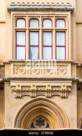 Des détails architecturaux d'une belle architecture gothique classique sur une maison de la vieille ville de Mdina à Malte à Pjazza San Pawl. Banque D'Images