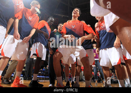 Charlottesville, Virginia, USA. Jan 7, 2015. L'équipe de Virginie au cours du jeu 7 janvier 2015, à Charlottesville, Virginie Virginie battu NC State 61-51. © Andrew Shurtleff/ZUMA/Alamy Fil Live News Banque D'Images