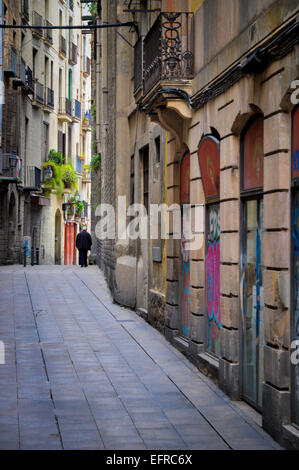 Barcelone Espagne alley avec man walking Banque D'Images