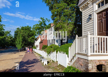 Duc de Gloucester Street dans le quartier historique de Williamsburg Colonial en fin d'après-midi, Virginia, USA Banque D'Images