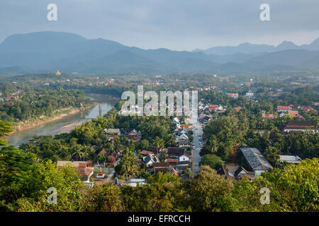 Vue sur Luang Prabang et la rivière Nam Khan, le Laos. Banque D'Images