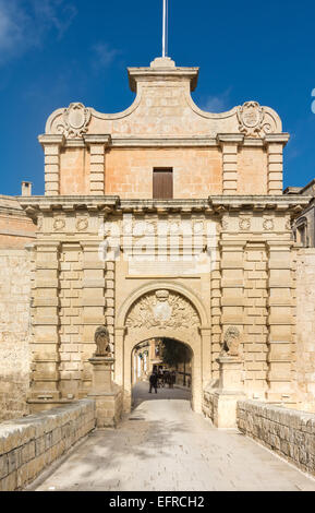 La passerelle médiévale pour la ville de Mdina à Malte. Banque D'Images