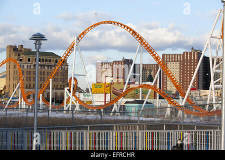 Le Roller Coaster Thunderbolt est comme une sculpture abstraite contre les bâtiments et le ciel à Coney Island, Brooklyn, New Yo Banque D'Images