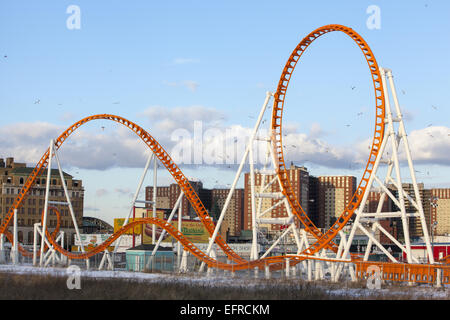 Le Roller Coaster Thunderbolt est comme une sculpture abstraite contre les bâtiments et le ciel à Coney Island, Brooklyn, NY Banque D'Images