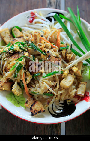 Pad Thaï au poulet thaï, école de cuisine à la ferme, près de Chiang Mai, Thaïlande Banque D'Images