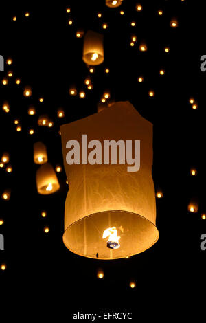 Les lanternes dans le ciel, Yeepeng Lantern Festival International de Lanna, Dhutanka Lanna, Chiang Mai, Thaïlande Banque D'Images