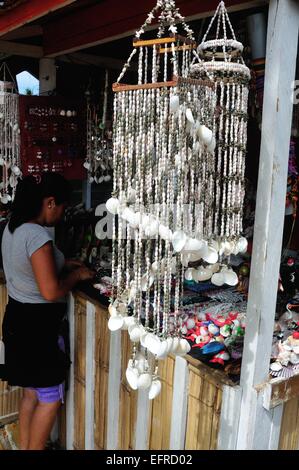 De l'artisanat- Quai de PUERTO PIZARRO. Ministère de Tumbes .PÉROU Banque D'Images