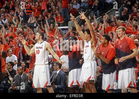 Charlottesville, Virginia, USA. 7 Février, 2015. L'équipe de Virginia célèbre pendant le jeu le samedi 7 février 2015, à Charlottesville, Virginie Virginie battu Louisville 52-47. © Andrew Shurtleff/ZUMA/Alamy Fil Live News Banque D'Images