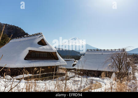Les bâtiments et le Mont Fuji couverte de neige, Yamanashi, Japon Banque D'Images