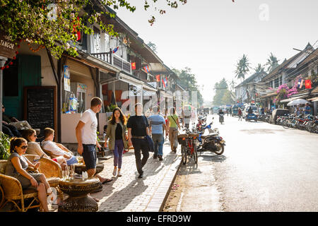 Boutiques et restaurants sur la rue principale, Sisavangvong Road, Luang Prabang, Laos. Banque D'Images