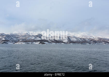 La montagne couverte de neige, Péninsule de Shiretoko, Hokkaido, Japon Banque D'Images