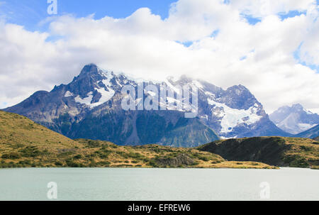 Le lac Pehoe et Los Cuernos dans le Parc National des Torres del Paine en Patagonie, Chili Banque D'Images