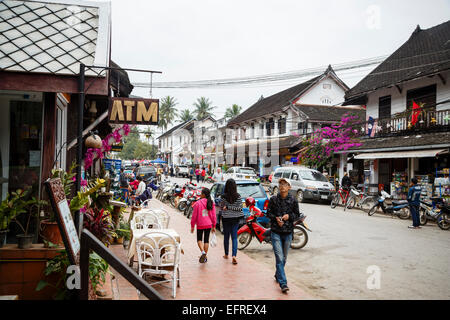 Boutiques et restaurants sur la rue principale, Sisavangvong Road, Luang Prabang, Laos. Banque D'Images