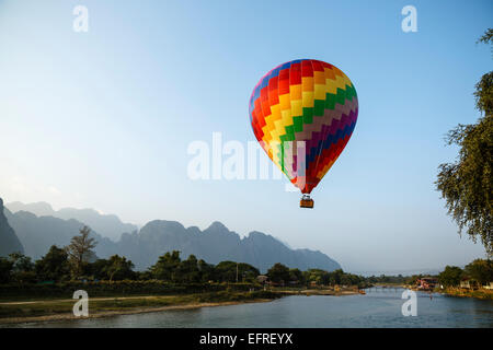 Montgolfière sur la rivière Nam Song, Vang Vieng, Laos. Banque D'Images