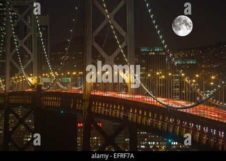 L'HEURE DE POINTE WESTERN Oakland Bay Bridge donnent sur l'île de Yerba Buena SAN FRANCISCO CALIFORNIA USA Banque D'Images