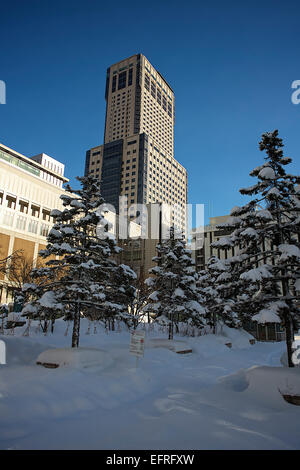 Sapporo JR Tower en hiver, Hokkaido, Japon Banque D'Images