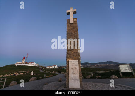 Monument, d'une croix, déclarant le Cabo da Roca comme l'extension la plus occidentale de l'Europe continentale Banque D'Images