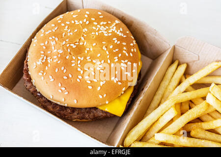 Restauration rapide hamburger-frites dans sa boîte en carton spécial. Banque D'Images