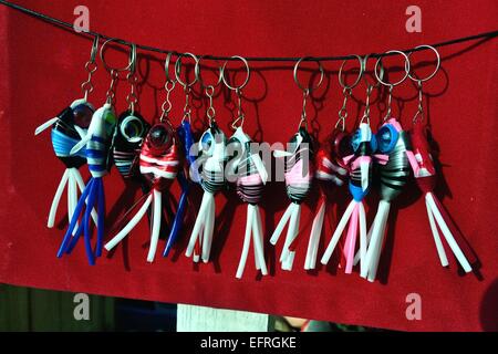 Les trousseaux - stands d'artisanat- Quai de PUERTO PIZARRO. Ministère de Tumbes .PÉROU Banque D'Images